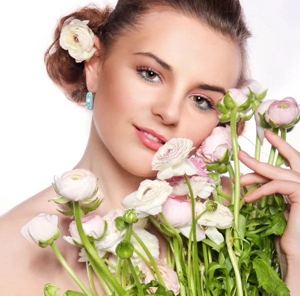 Mujer hermosa joven con un ramo de flores de primavera tierna —  Fotos de Stock